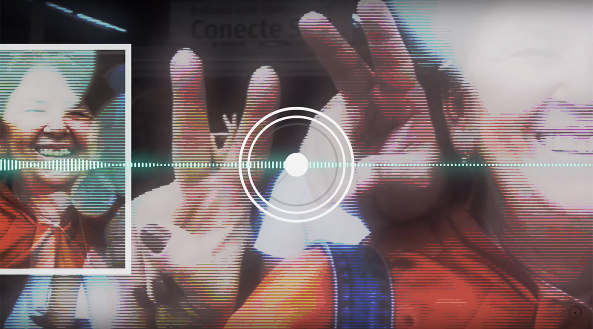 Alexandra Mustafá, detalhe das mãos fazendo o símbolo hippie 'paz e amor'